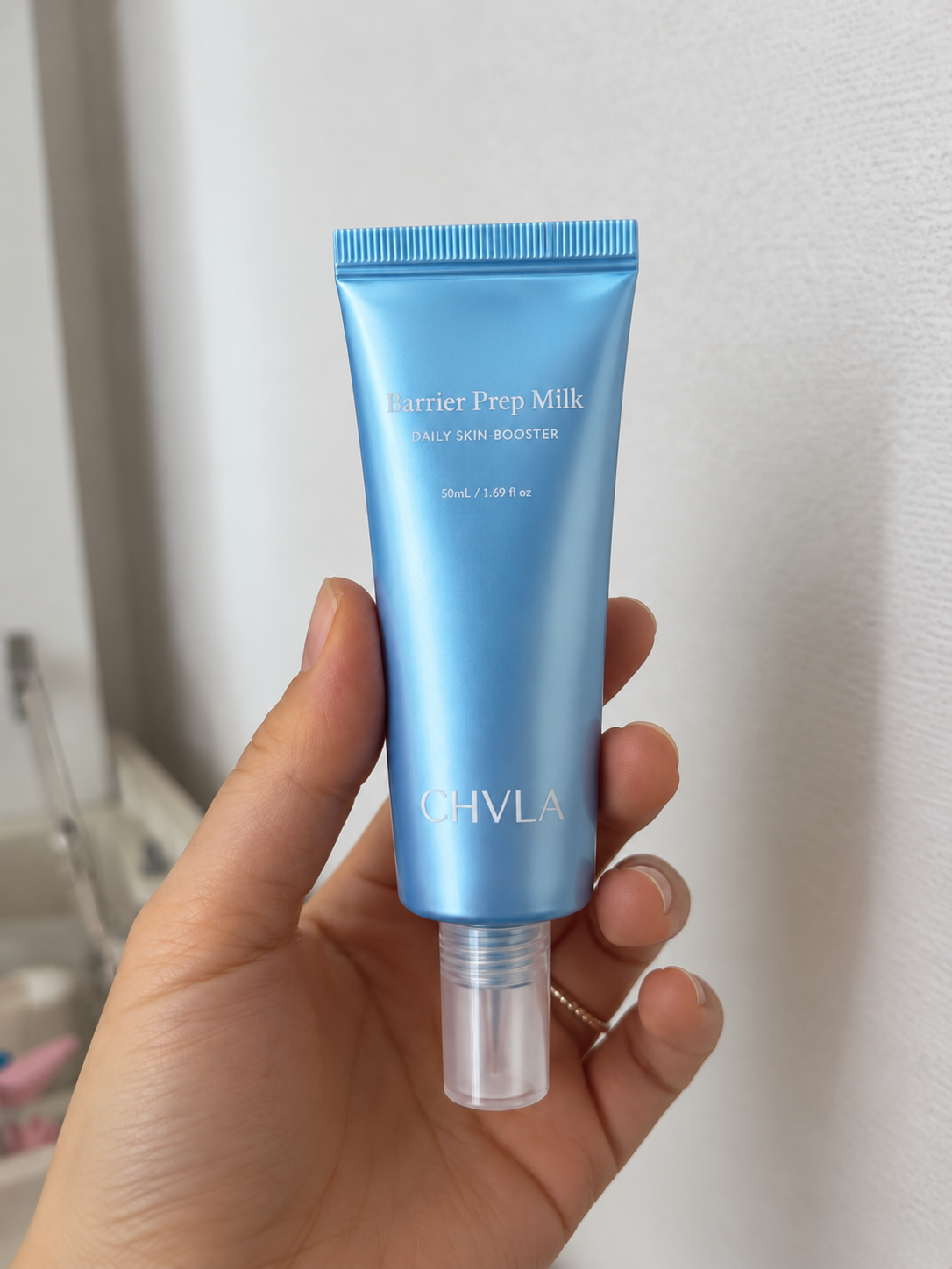 손에 들고 있는 CHVLA Barrier Prep Milk